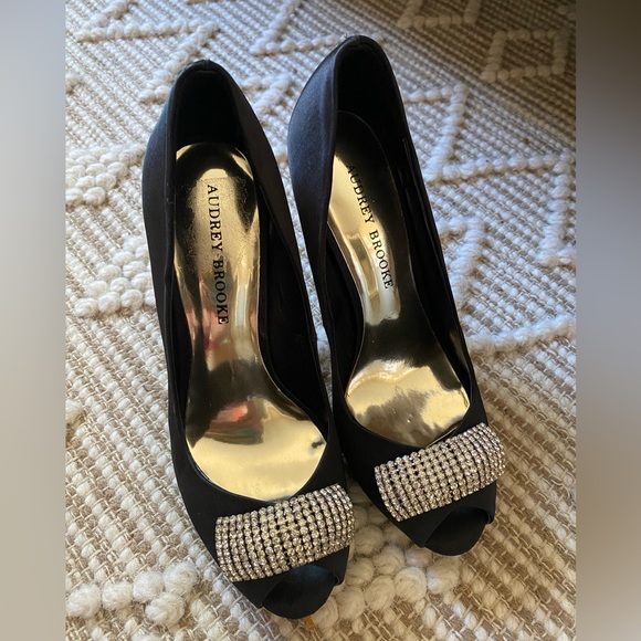 Satin pumps with rhinestone detail - Picture 1 of 6